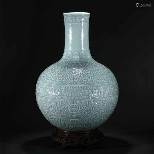 A CARVED PORCELAIN VASE,QIANLONG