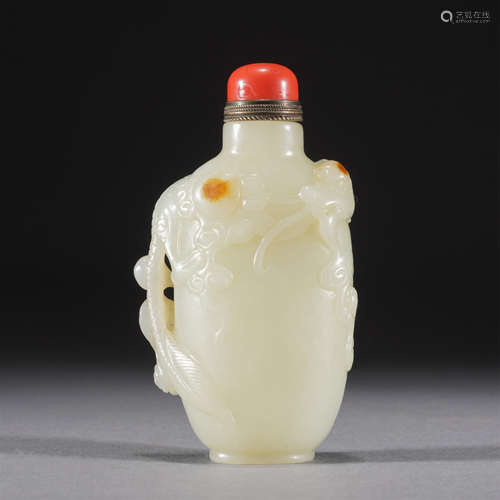 A WHITE JADE DRAGON PATTERN SNUFF BOTTLE,QING