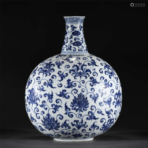 A BLUE AND WHITE PORCELAIN FLASK MOON VASE,XUANDE