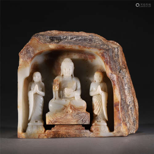 A JADE CARVED FIGURE OF BUDDHAS