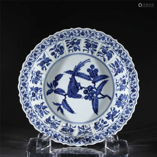 A BLUE AND WHITE PORCELAIN DISH,MING