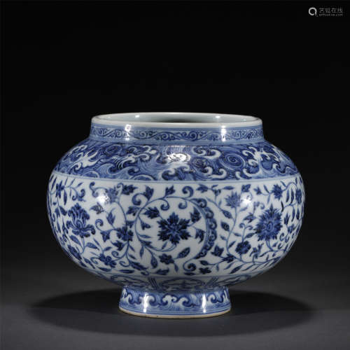 A BLUE AND WHITE PORCELAIN JAR,MING