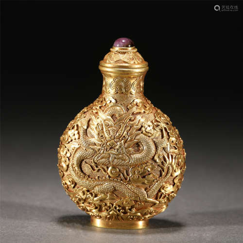 A GOLD CARVED DRAGON SNUFF BOTTLE,QING