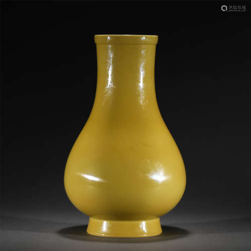 A YELLOW GLAZE PORCELAIN VASE ,QIANLONG