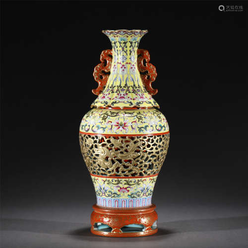 A FAMILLE ROSE PORCELAIN OPENWORK VASE,QIANLONG