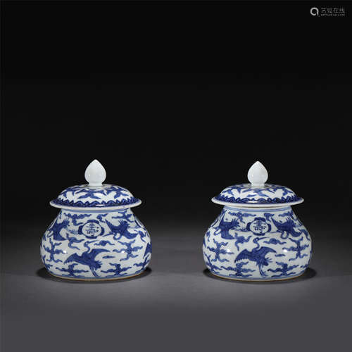 A PAIR OF BLUE AND WHITE PORCELAIN LIDDED JARS,JIAJING