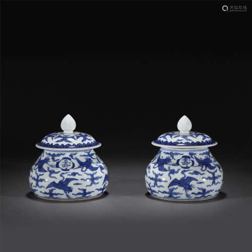 A PAIR OF BLUE AND WHITE PORCELAIN LIDDED JARS,JIAJING