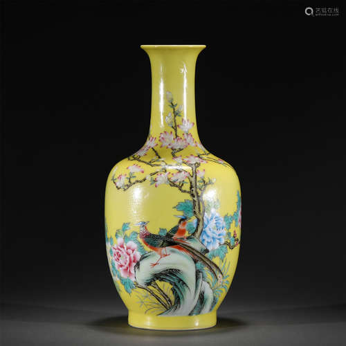 A FAMILLE ROSE PORCELAIN VASE,QIANLONG