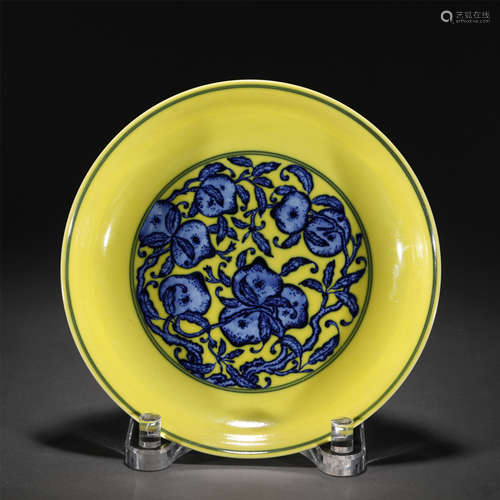 A YELLOW GLAZE BLUE AND WHITE PORCELAIN DISH,QIANLONG