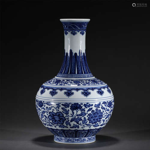 A BLUE AND WHITE PORCELAIN VIEWS VASE,QIANLONG