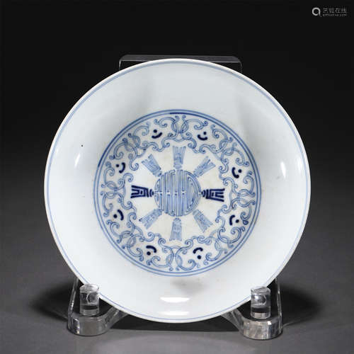 A BLUE AND WHITE PORCELAIN DISH,QIANLONG