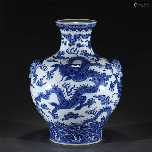 A BLUE AND WHITE PORCELAIN DRAGON VASE,QIANLONG