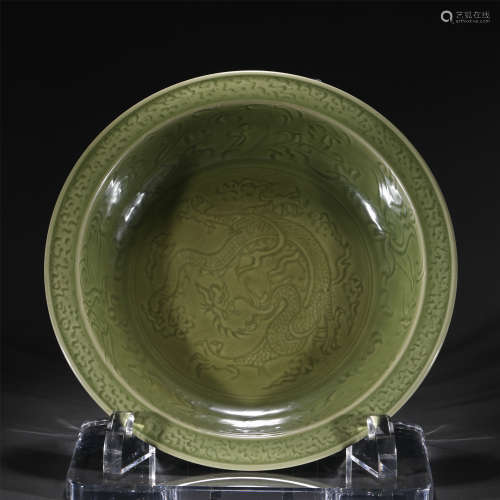 A LONGQUAN GLAZE PORCELAIN DISH,MING