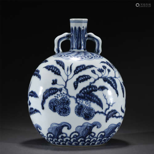 A BLUE AND WHITE PORCELAIN FLASK MOON VASE,MING