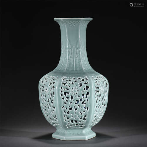 A CEDALON GLAZE PORCELAIN OPENWORK VASE,QIANLONG