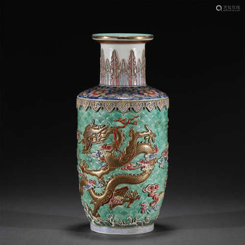 A CARVED DRAGON PATTERN PORCELAIN VASE,QIANLONG