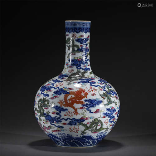 A BLUE AND WHITE FAMILLE ROSE PORCELAIN VASE,QIANLONG