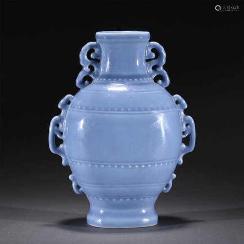 A SKYBLUE GLAZE PORCELAIN VASE,QIANLONG