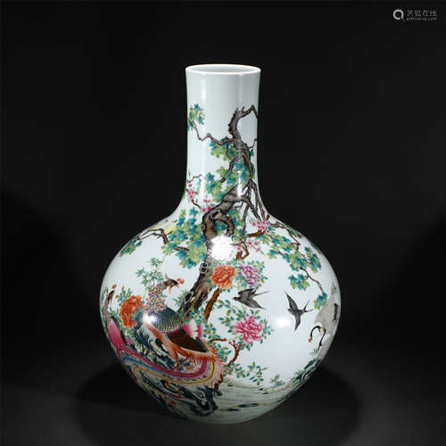 A FAMILLE ROSE PORCELAIN VASE,QIANLONG