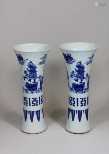 Zwei Vasen, hohe blau-weiße Bechervasen