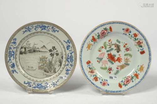 Lot de deux assiettes en porcelaine polychrome de Chine: l&#...