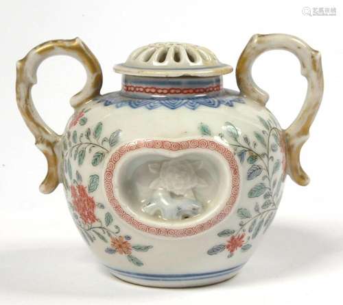 Petit pot-pourri à deux anses en porcelaine polychrome d'...