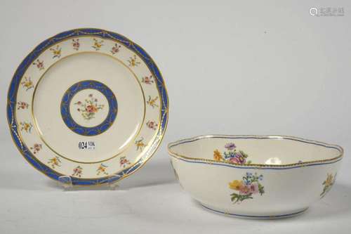 Une assiettes et un bol chantournés en porcelaine polychrome...