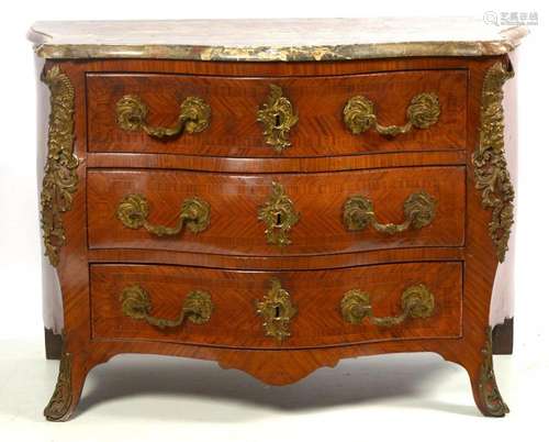 Commode tombeau Louis XV en bois de placage et marqueterie e...