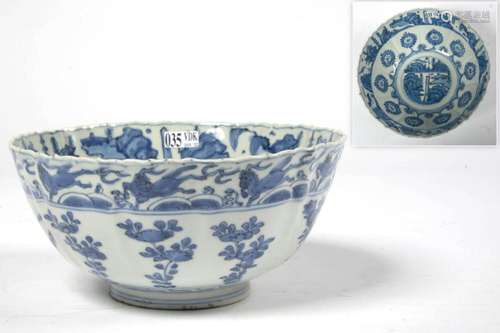 Bol chantourné en porcelaine bleue et blanche de Jingdezhen ...