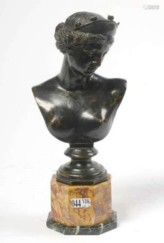 "Buste de déesse" en bronze à patine noire. D'...