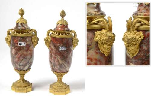 Paire de cassolettes de style Louis XVI en marbre rouge vein...
