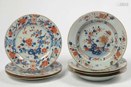 Lot de 8 comprenant: une suite de quatre assiettes plates et...