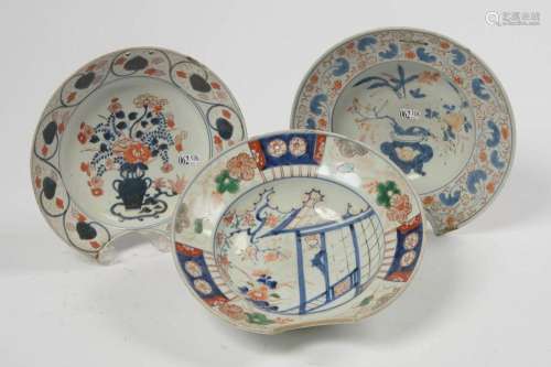 Trois plats à barbe en porcelaine Imari à décor floral, d...