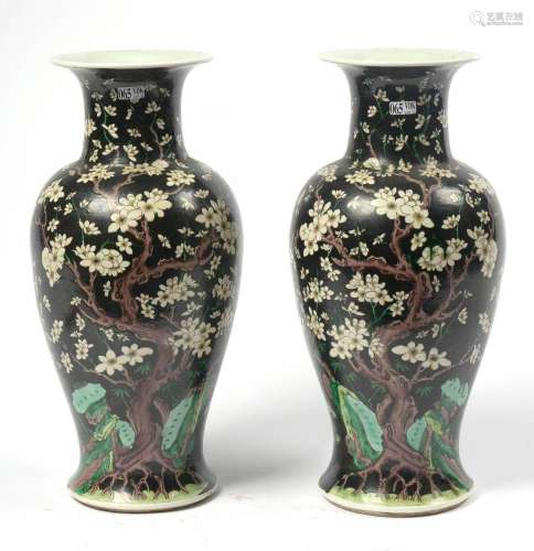 Paire de vases pansus en porcelaine polychrome de Chine à dé...