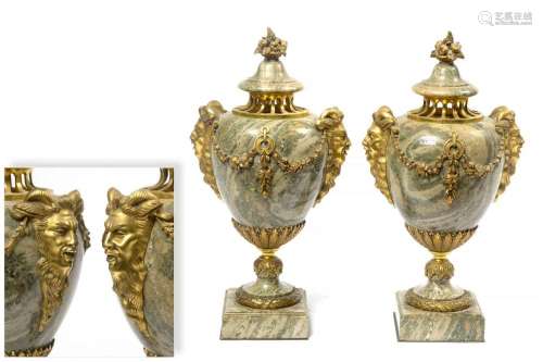 Paire de grandes cassolettes pots-pourris de style Louis XVI...