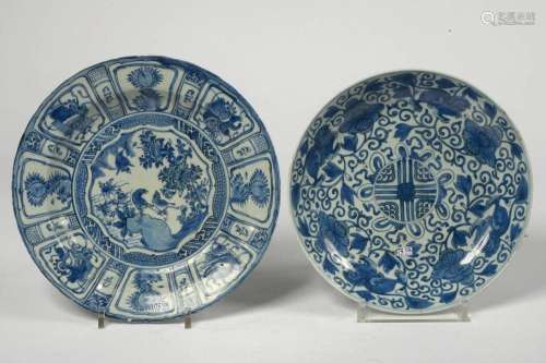 Deux grands plats en porcelaine bleue et blanche de Chine: L...