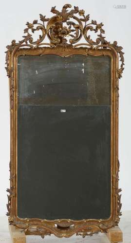 Miroir rectangulaire Louis XV en bois sculpté et doré à déco...