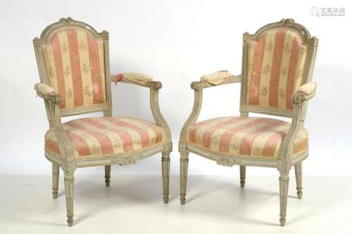 Paire de fauteuils Louis XVI en cabriolet en bois rechampi e...