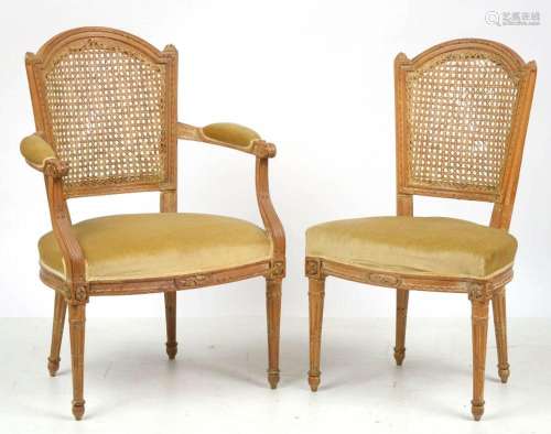Suite de sept chaises et deux fauteuils Louis XVI en bois sc...