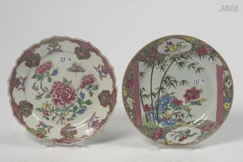 Lot de deux assiettes en porcelaine polychrome de Chine dite...