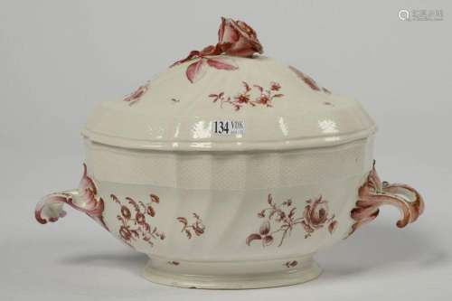 Soupière Louis XV en porcelaine de Vienne à décor floral en ...