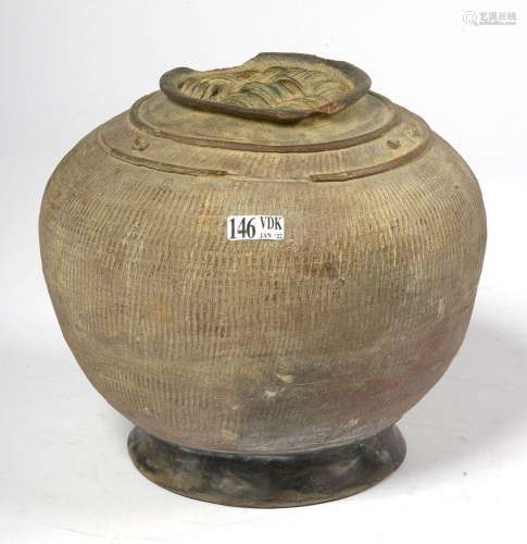 Vase pansu de transport en grès contenant des pièces de monn...