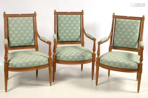 Suite de trois fauteuils Louis XVI dit "A la Reine"...