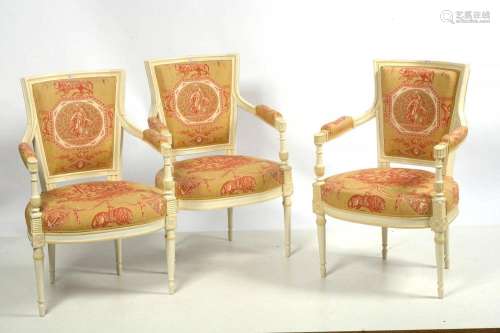 Suite de trois fauteuils en cabriolet Louis XVI en bois repa...