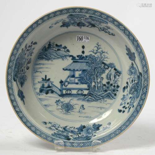 Bol profond en porcelaine bleue et blanche de Chine décoré d...