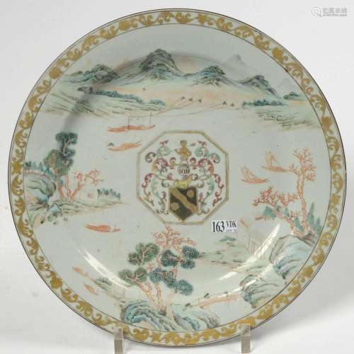 Grand plat rond en porcelaine polychrome de Chine décoré d&#...