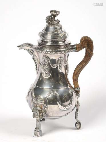 Cafetière tripode Louis XVI en argent aux poinçons de Bruxel...