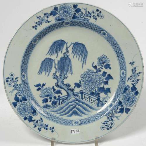 Grand plat rond en porcelaine bleue et blanche de Chine déco...