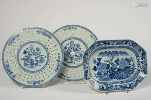 Lot de trois porcelaines bleues et blanches de Chine à décor...