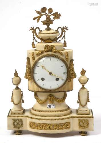 Pendule Louis XVI en marbre blanc et bronze doré. Epoque: fi...